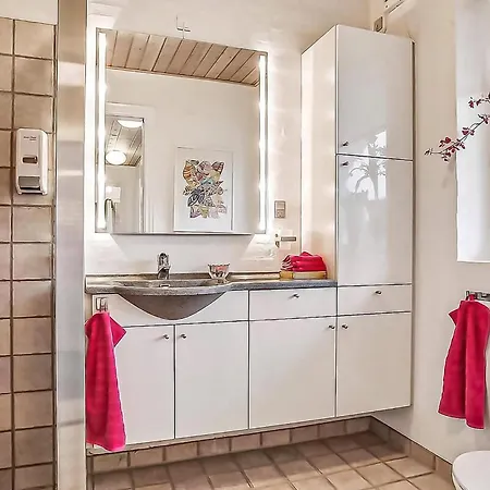 4 Bedroom Pet Friendly In *